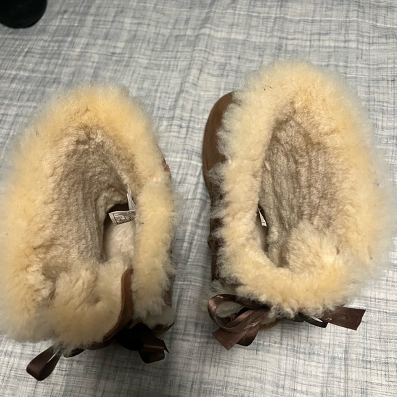 Ugg bow boot - Picture 3 of 4